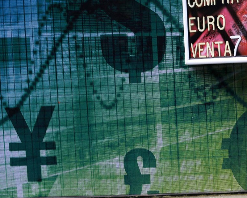 A Pedestrian Walks Past A Money Exchange Bureau With A Board Displaying The Exchange Rate Of The U.S. Dollar Against The Chilean Peso, In Downtown Santiago October 30, 2014. A Year-long Investigation Into Allegations Of Collusion And Manipulation By Global Currency Traders Is Set To Come To A Head On Wednesday, With Britain's Financial Regulator And Six Big Banks Expected To Agree A Settlement Involving Around £1.5 Billion ($2.38 Billion) In Fines. The Settlement Comes Amid A Revival Of Long-dormant Volatility On The Foreign Exchanges, Where A Steady Rise Of U.S. Dollar This Year Has Depressed Oil Prices And The Currencies Of Many Commodity Exporters Such As Russia's Rouble, Brazil's Real And Nigeria's Naira - Setting The Scene For More Turbulence On World Financial Markets In 2015. Picture Taken October 30, 2014. REUTERS/Ivan Alvarado (CHILE  - Tags: BUSINESS CRIME LAW POLITICS)

ATTENTION EDITORS: PICTURE 20 OF 23 FOR WIDER IMAGE PACKAGE 'ANOTHER DAY ANOTHER DOLLAR'
TO FIND ALL IMAGES SEARCH 'CURRENCY TRADERS'